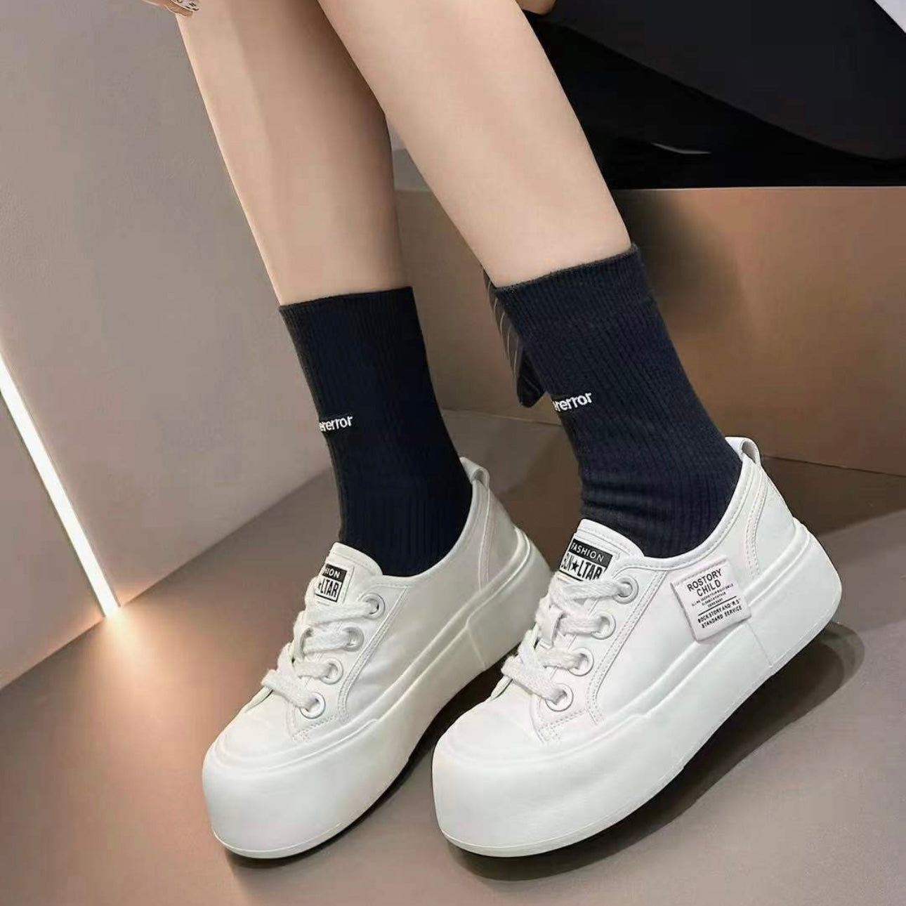 Sporty Lace Up Letter Patch Decor Sneakers