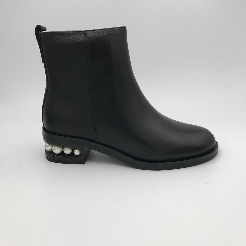 Black boots with pearl cheap heel